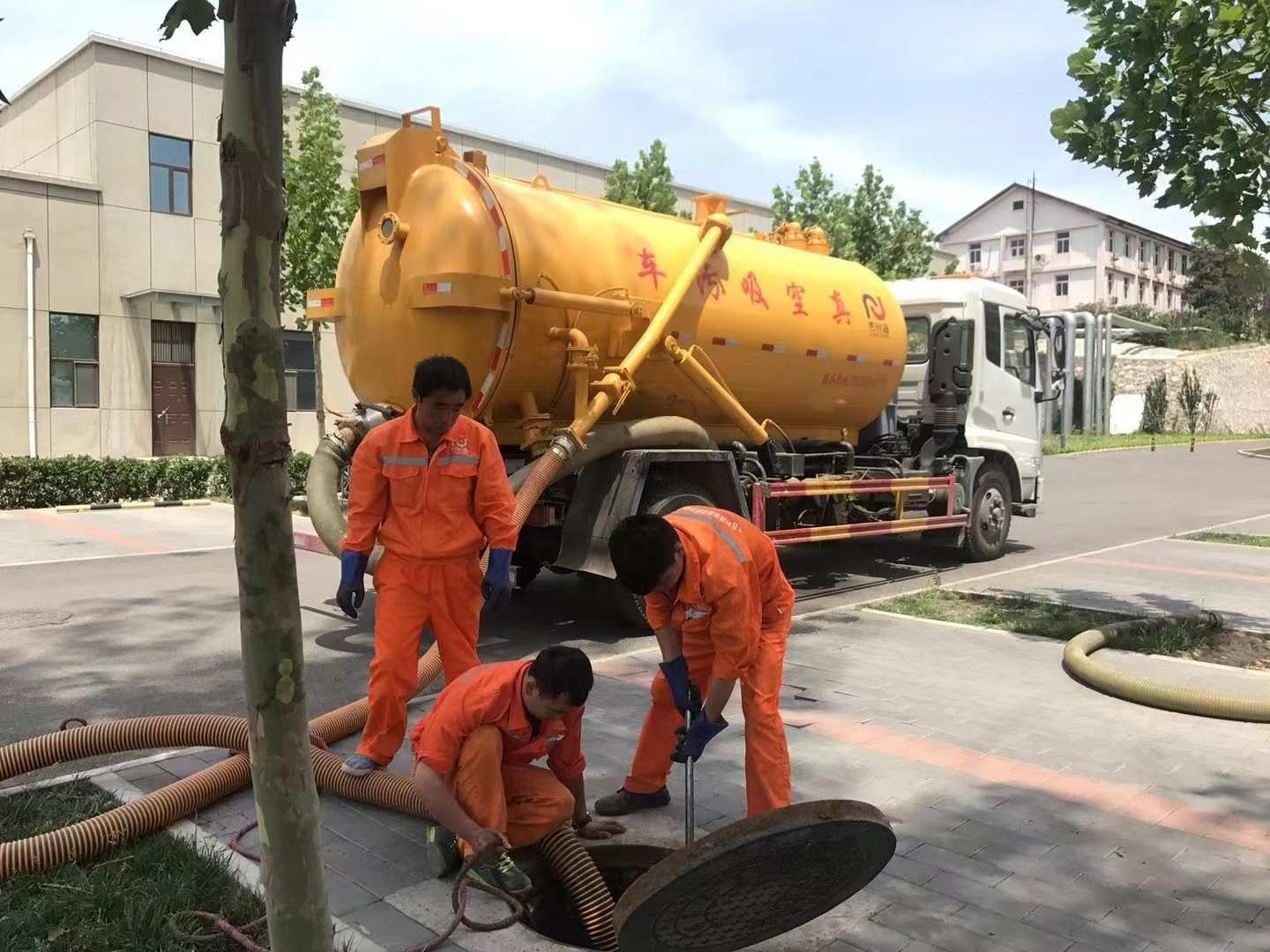 泰顺管道疏通车停在窨井附近