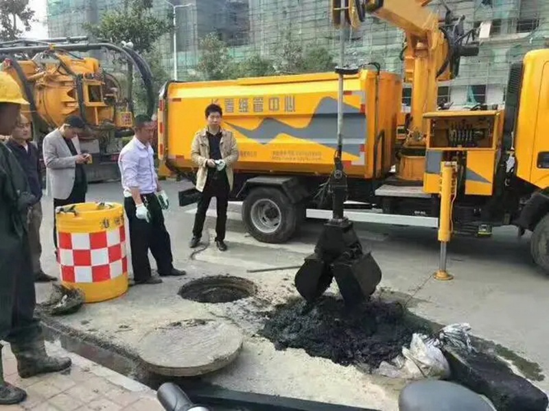 泰顺街道：网格员化身“清道夫”，为民解忧疏通“堵心”化粪池